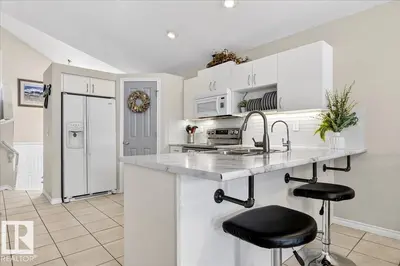 Interior photo 4 of 3518 18 ST NW