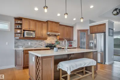 Interior photo 2 of 552 REYNALDS WD
