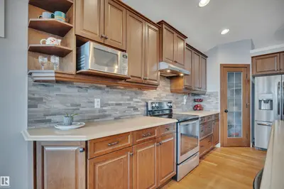 Interior photo 3 of 552 REYNALDS WD