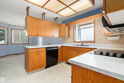 Interior photo 3 of 903 109 ST NW