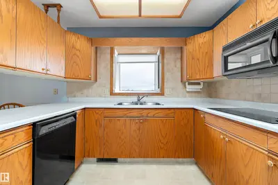 Interior photo 4 of 903 109 ST NW