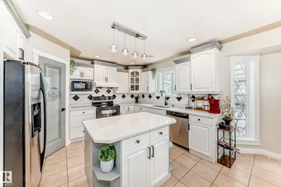 Interior photo 2 of 6736 11 AV SW