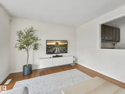 Interior photo 4 of 168 HUMBERSTONE RD NW