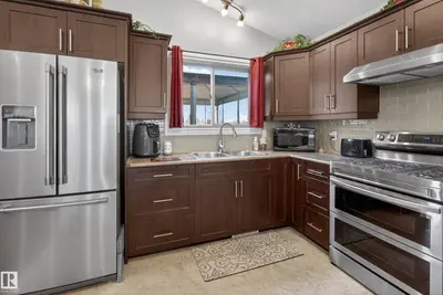 Interior photo 2 of 21 Beaverhill View Cr
