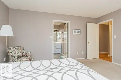 Interior photo 3 of 3242 38 AV NW