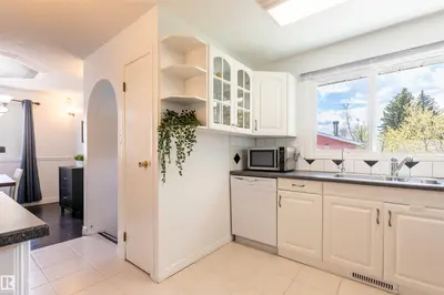 Interior photo 3 of 722 GRANDIN DR