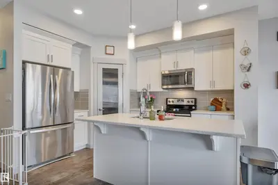 Interior photo 2 of 560 STURTZ LI