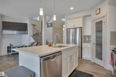 Interior photo 4 of 560 STURTZ LI