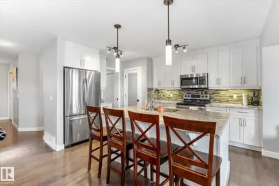 Interior photo 2 of 3 RICHMOND LI