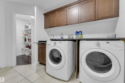 Interior photo 4 of 3219 16 AV NW