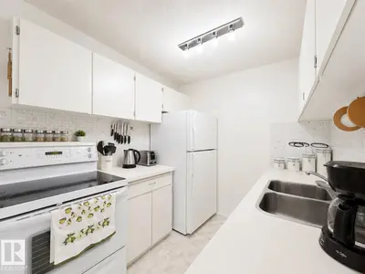 Interior photo 4 of 126 WOODSTOCK NW