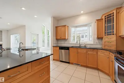 Interior photo 4 of 652 HENDERSON ST NW