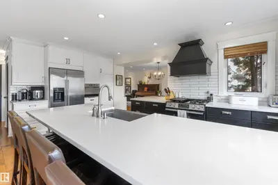 Interior photo 3 of 4711 WHITEMUD RD NW