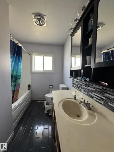 Interior photo 2 of 5026 48 AV