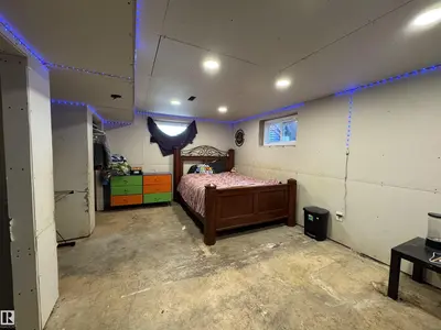 Interior photo 4 of 5026 48 AV