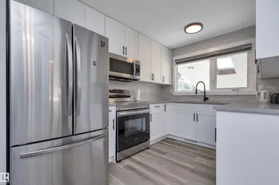 Interior photo 4 of 5223 43 AV