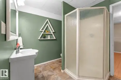 Interior photo 3 of 4407 47 AV