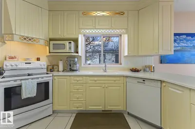 Interior photo 3 of 607 LAKESHORE DR