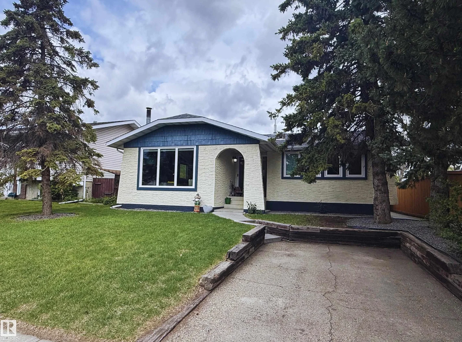 18 WAPITI DR, Devon - 4 bedroom Detached Single Family for sale