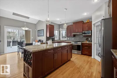 Photo 3 of 942 CHAHLEY CR NW