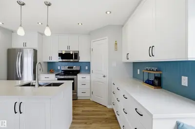 Interior photo 2 of 8915 8 AV SW