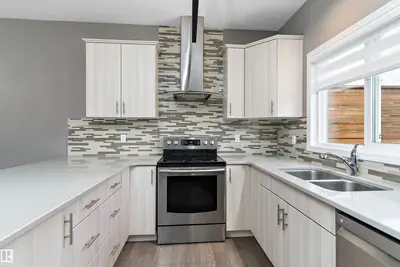 Interior photo 3 of 357 DESROCHERS BV SW