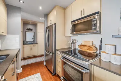 Interior photo 4 of #1605 11307 99 AV NW