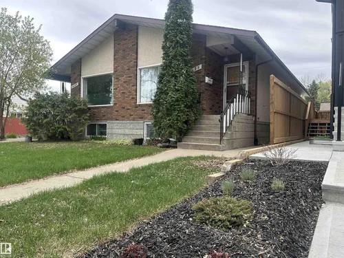 9623/9625 73 AV NW NW, Edmonton - $849,900
