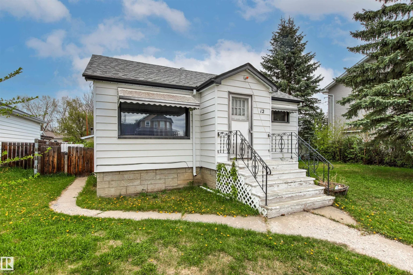 12 KOOTENAY AV, Devon - 2 bedroom Detached Single Family for sale