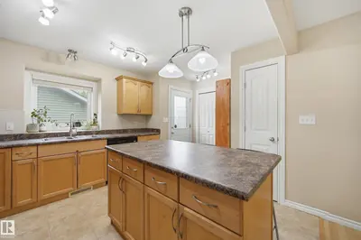 Interior photo 4 of 11337 76 AV NW