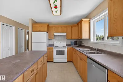 Interior photo 2 of 5204 55 Ave