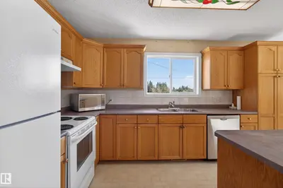 Interior photo 3 of 5204 55 Ave