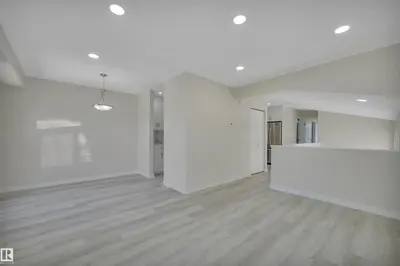 Interior photo 3 of 52 PIPESTONE DR