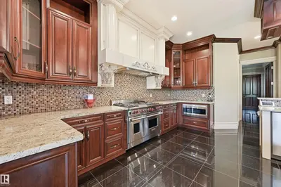 Interior photo 4 of 1004 HOLLANDS PT NW