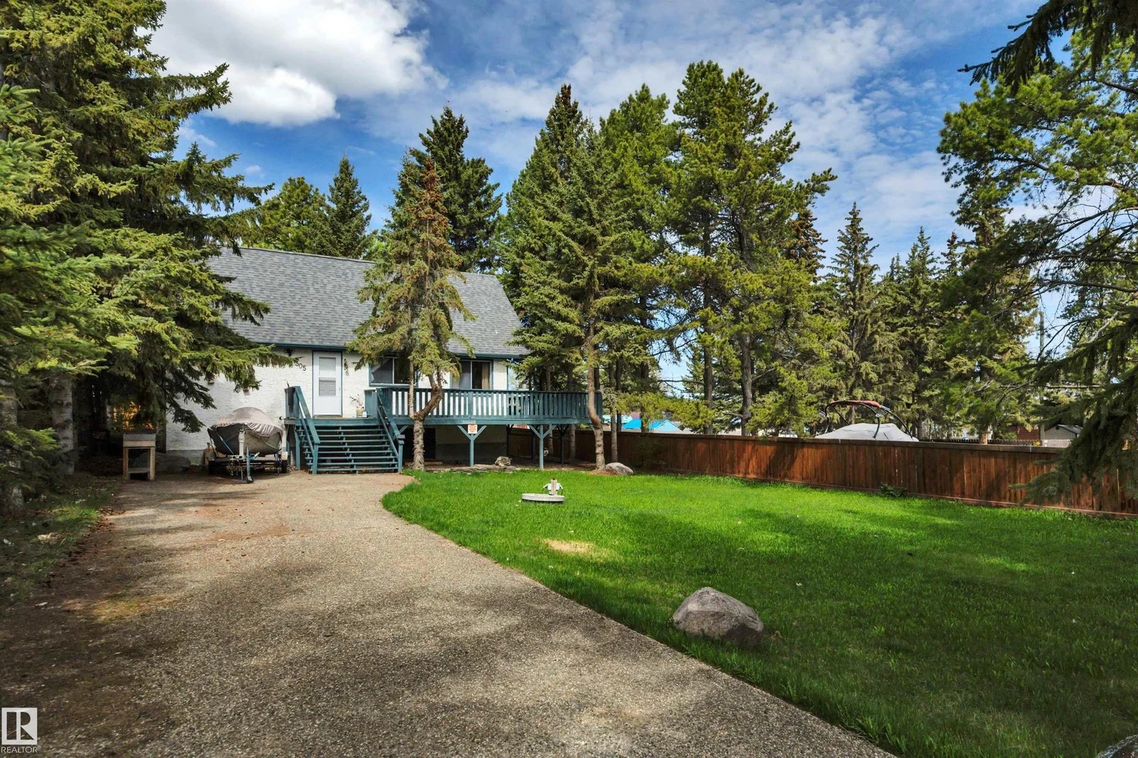 305 3 St, Rural Wetaskiwin County - 4 bedroom Detached Single Family for sale