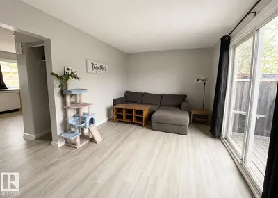 Interior photo 4 of 133 WOODSTOCK NW