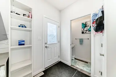 Interior photo 4 of 5167 Edgemont BV NW