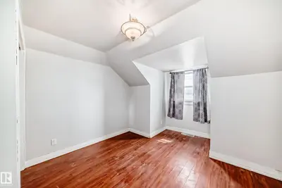 Interior photo 4 of 5013-5015 49 AV