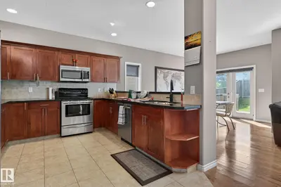 Interior photo 4 of 9 WOODBRIDGE LI