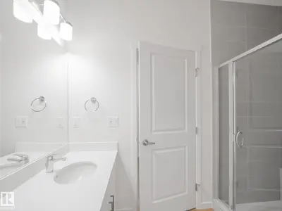 Interior photo 3 of 947 18 AV NW