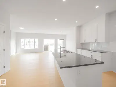 Interior photo 4 of 927 18 AV NW