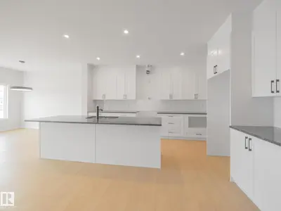 Interior photo 3 of 927 18 AV NW