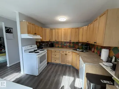 Interior photo 2 of 166 ROSELAND VG NW