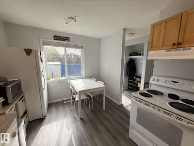 Interior photo 3 of 166 ROSELAND VG NW