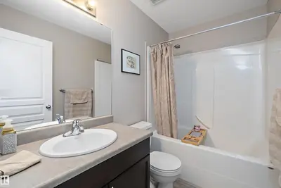 Interior photo 4 of 915 REGENCY DR