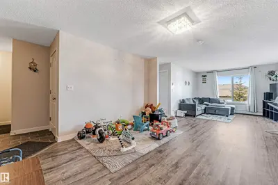 Interior photo 2 of #320 534 WATT BV SW