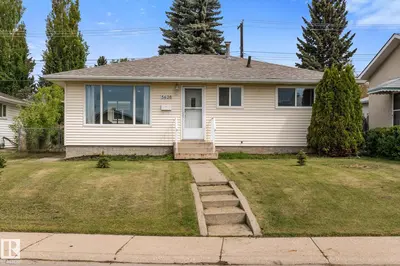 Interior photo 1 of 5628 140A AV NW