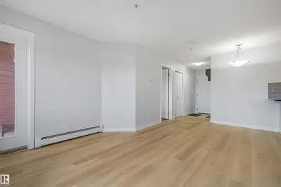 Interior photo 2 of #208 107 Watt CM SW