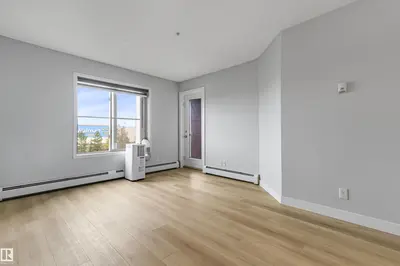 Interior photo 3 of #208 107 Watt CM SW