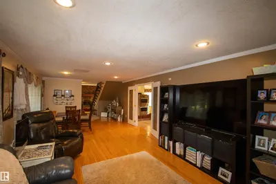 Interior photo 3 of 58124 Secondary 881